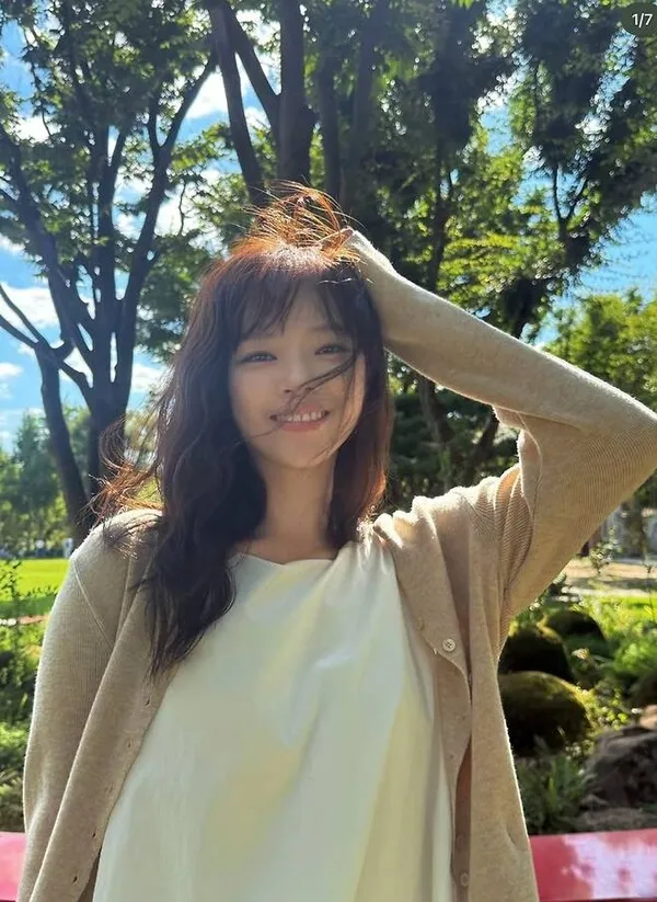 Jeongyeon TWICE nằm bò trên thảm cỏ, trong khi Han So-hee 'ngã nhào' khi trời mưa