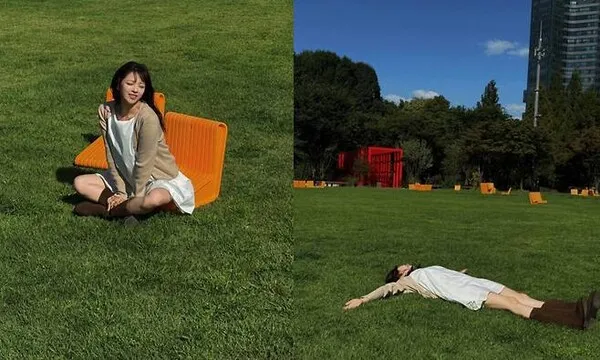 Jeongyeon TWICE nằm bò trên thảm cỏ, trong khi Han So-hee 'ngã nhào' khi trời mưa
