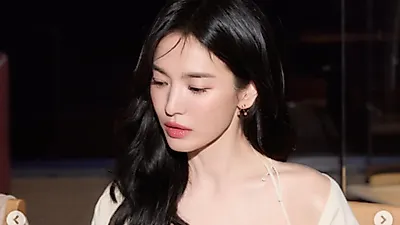 Song Hye-kyo thắp sáng đêm Paris với váy hở lưng và gu thời trang thanh lịch