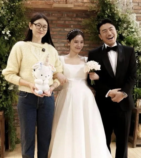 Lee Si-eon chào đón con trai, Han Hye-jin chụp ảnh bầu cùng