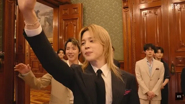 Jimin BTS gây ấn tượng với mái tóc vàng tại Mexico