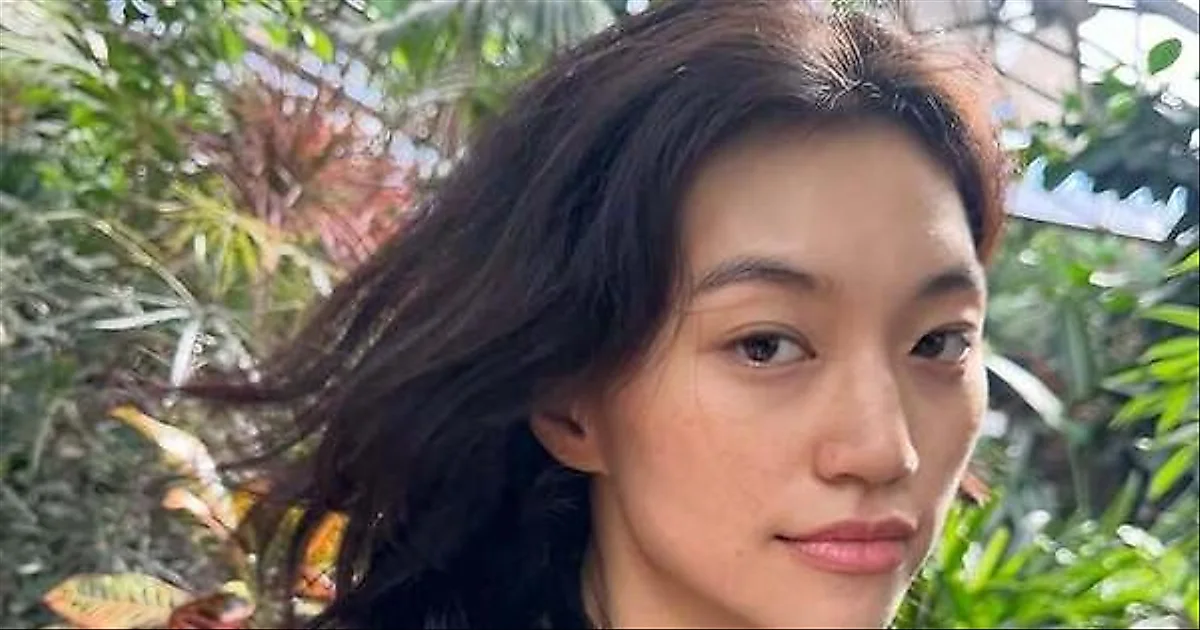Kim Do-yeon tỏa sáng với khí chất diễn viên: 'Hãy để nắng thu chạm vào bờ vai'
