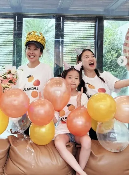 Baek Jong-won and So Yu-jin Celebrate So Yu-jin's 45th Birthday in Jeju with Mother, Daughter, and Shim Jin-hwa