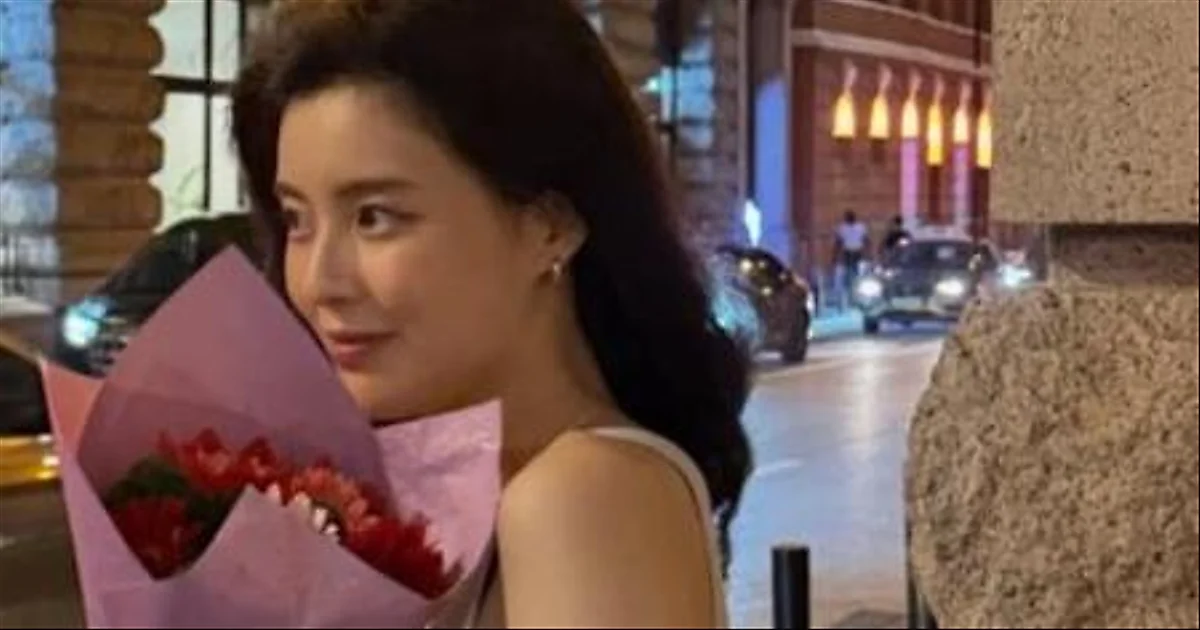 Lee Sun-bin nhận quà bất ngờ từ người hâm mộ tại Thượng Hải