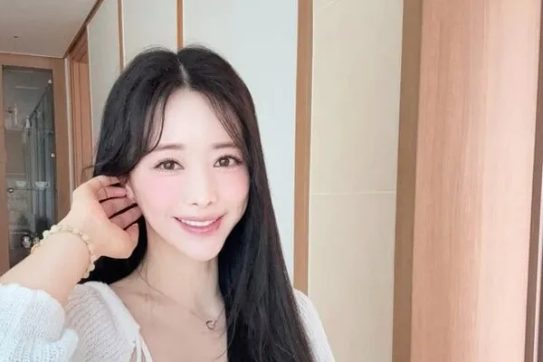 Hong Soo-ah Confidently Admits to Plastic Surgery: Transforming into a 'Pure Visual' Goddess in China