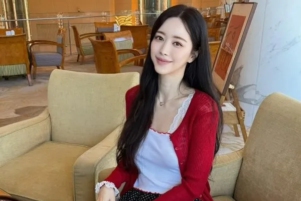 Hong Soo-ah Confidently Admits to Plastic Surgery: Transforming into a 'Pure Visual' Goddess in China