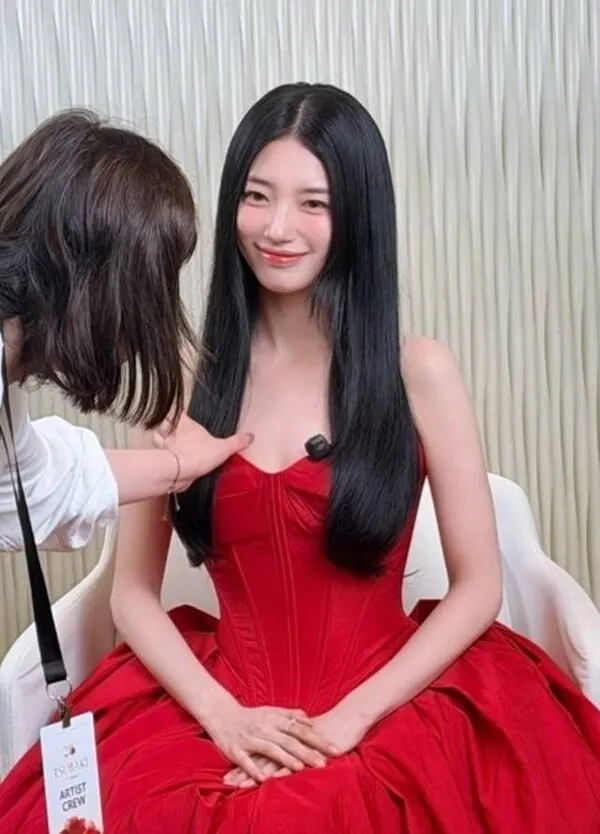 Suzy diện váy đỏ quyến rũ, visual mộng mơ cùng vóc dáng mảnh mai