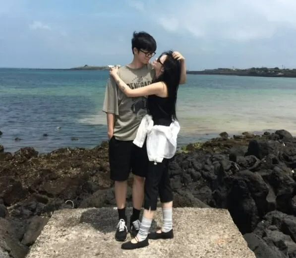 キム・グラの息子グリ、恋人と済州島旅行で「結婚」を暗示か