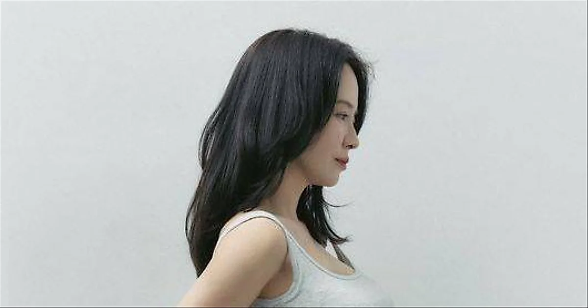 宋智孝亲自出镜拍摄内衣画报，展现自信魅力