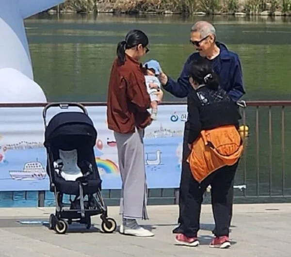 Kim Min-woo và đạo diễn Hong Sang-soo gây tranh cãi về con ngoài giá thú