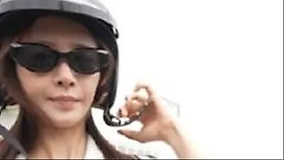 Kwon Yu-ri (Girls' Generation) khiến kính mát cháy hàng nhờ giá chỉ 2000 won