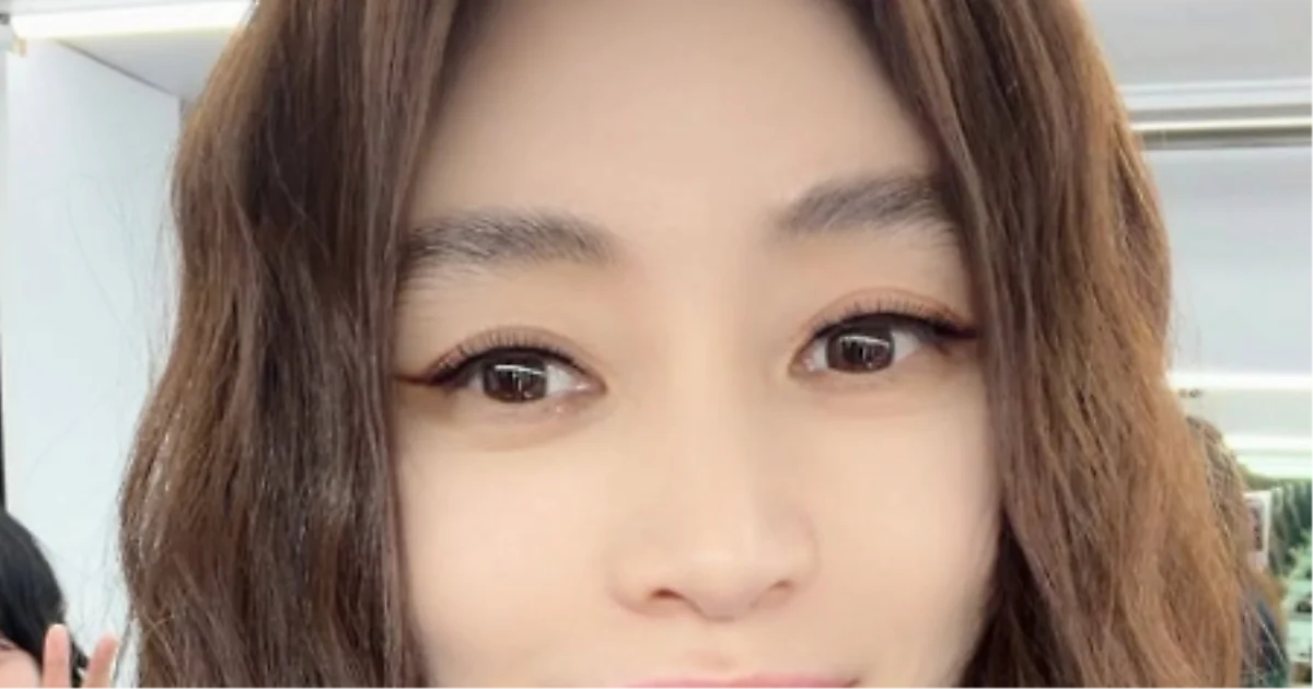 Kim Hye-soo stuns in micro-mini look, proving age is just a number