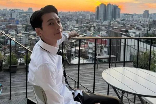 Jung Kyung-ho thể hiện tình cảm nồng nhiệt với xe cà phê và chú cún cưng sau 14 năm vắng bóng