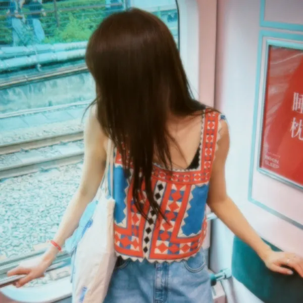 Yoon Eun-hye gây chú ý với phong cách quần jeans kết hợp tạp dề tại Tokyo: 'Mặc thế này để đi chơi sao?'
