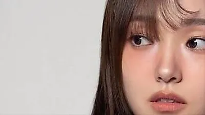 キム・ヘジュン、ネクタイと王冠で魅せる「Geek Chic」な新入社員スタイル