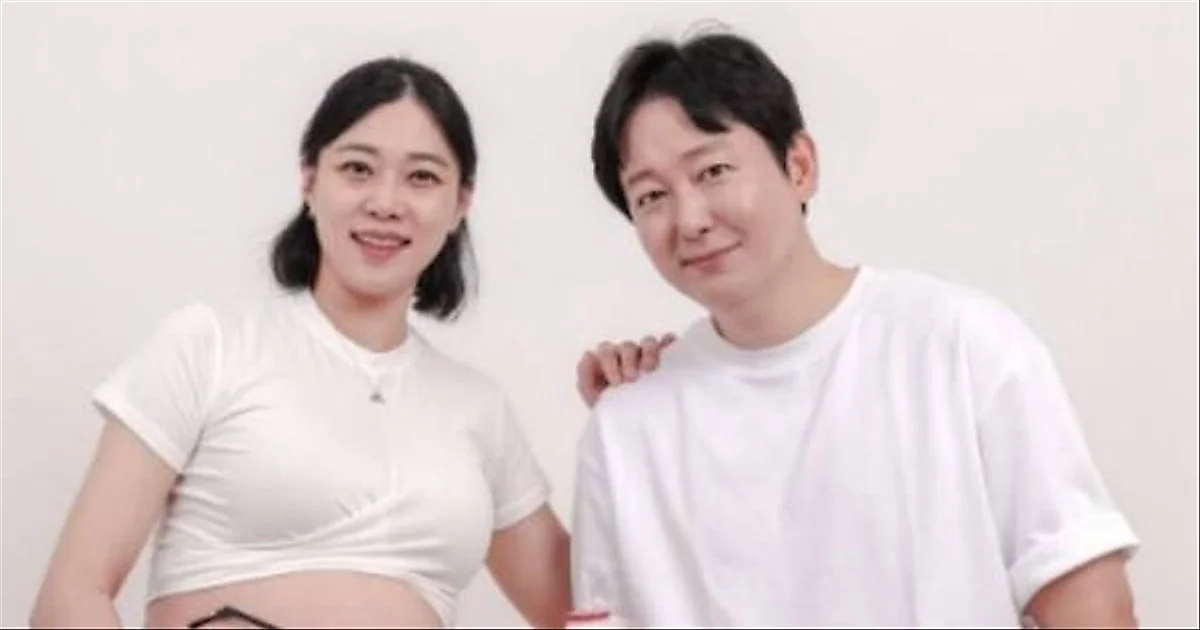 Diễn viên Lee Dong-jin và Kim Ji-yeon chào đón cặp song sinh sau 9 năm kết hôn