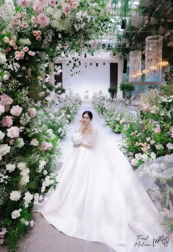Kim Na-hee Marries Non-Celebrity Entrepreneur; Lee Chan-won and Song Ga-in to Perform Wedding Song