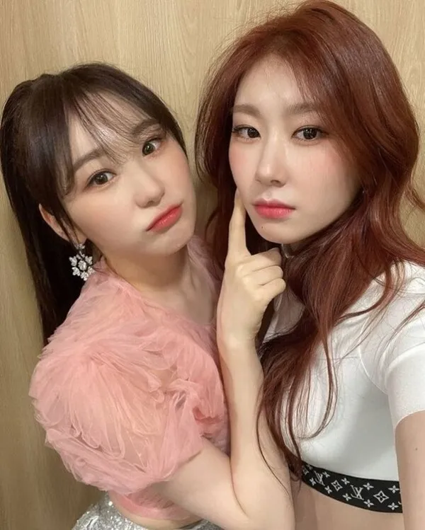 Chaeryeong (ITZY) ôm chầm lấy mẹ và bật khóc nức nở tại buổi fan meeting - Mẹ đang chiến đấu với ung thư