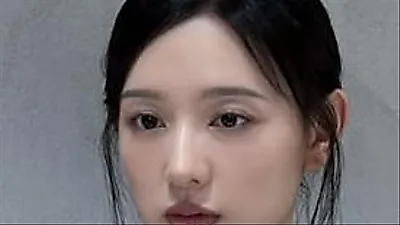 Kim Ji-won gây ấn tượng với diện mạo sang chảnh, sắc sảo