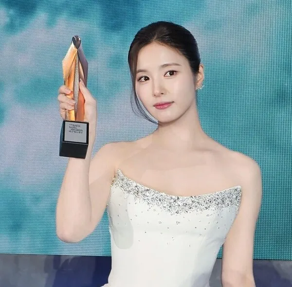 Shin Se-kyung and Lee Seong-min Express Humble Gratitude Despite Careless Acceptance Speech=SNS