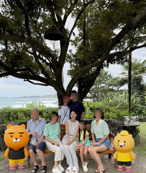 イ・ジヘ&ムン・ジェワン、3世代家族旅行中にこっそり何を?ベンチでのキスショットが話題