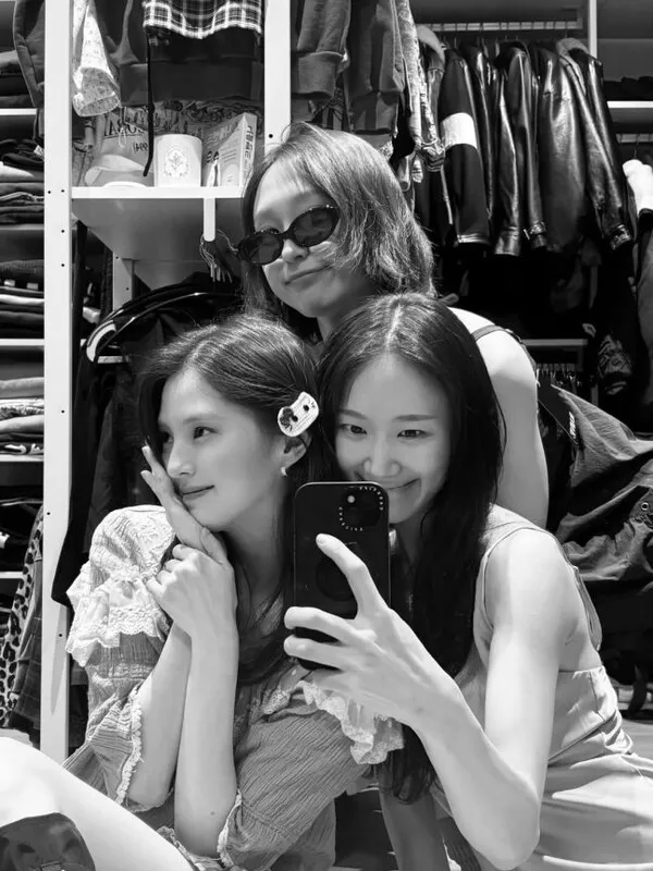 Han So-hee, Ryu Hye-young và Park Ye-ni tổ chức tiệc pajama thân mật sau dự án 'Intern'