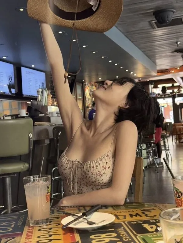 Hwasa enjoys Texas life, carrying shoes on her head and splashing around barefoot