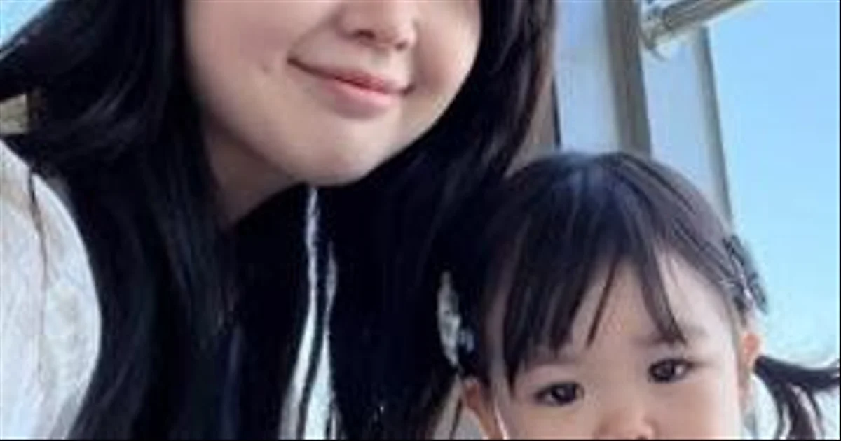 Vợ Park Soo Hong - Kim Da Ye biến khay ăn của con gái 19 tháng tuổi thành vườn rau xanh
