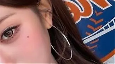 Jang Won Young (IVE) gây bùng nổ với màn ném bóng mở màn tại New York