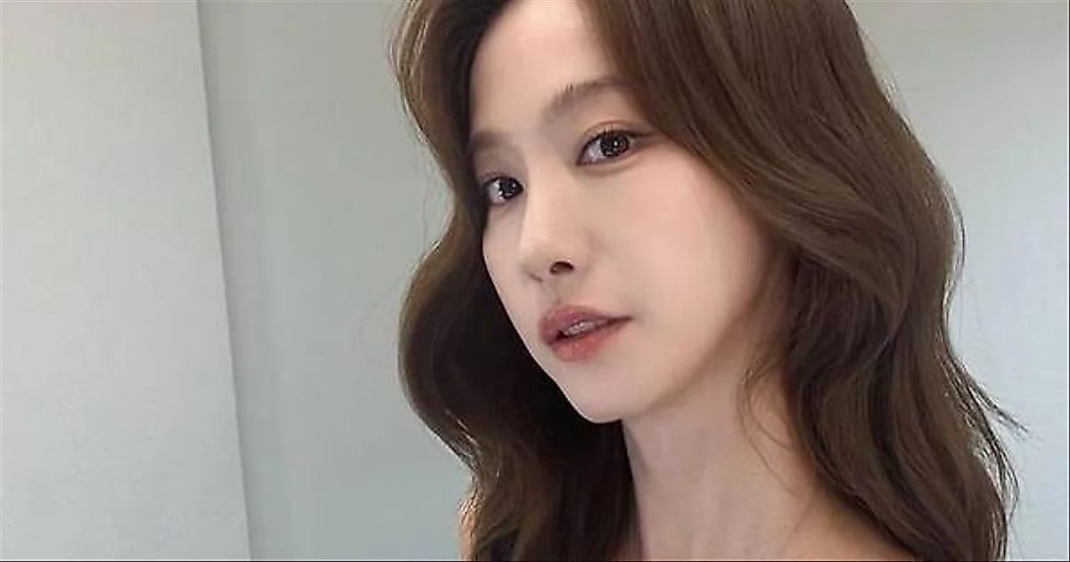 Yoo In-young shows off timeless charm in minimal sleeveless selfie