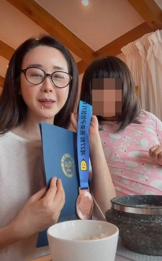 Jin Hwa and Ham So-won: 'I feel reassured having a daughter who is a Taekwondo prodigy'