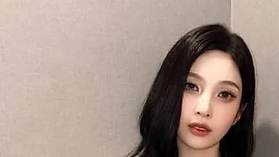 レッドベルベットのジョイ、スレンダーな体型に美しい腹筋を披露