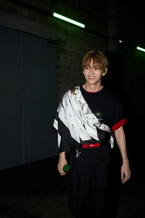 BTS V、パリ公演でCELINEのカスタムルックを完璧に消化、グローバルな地位を証明