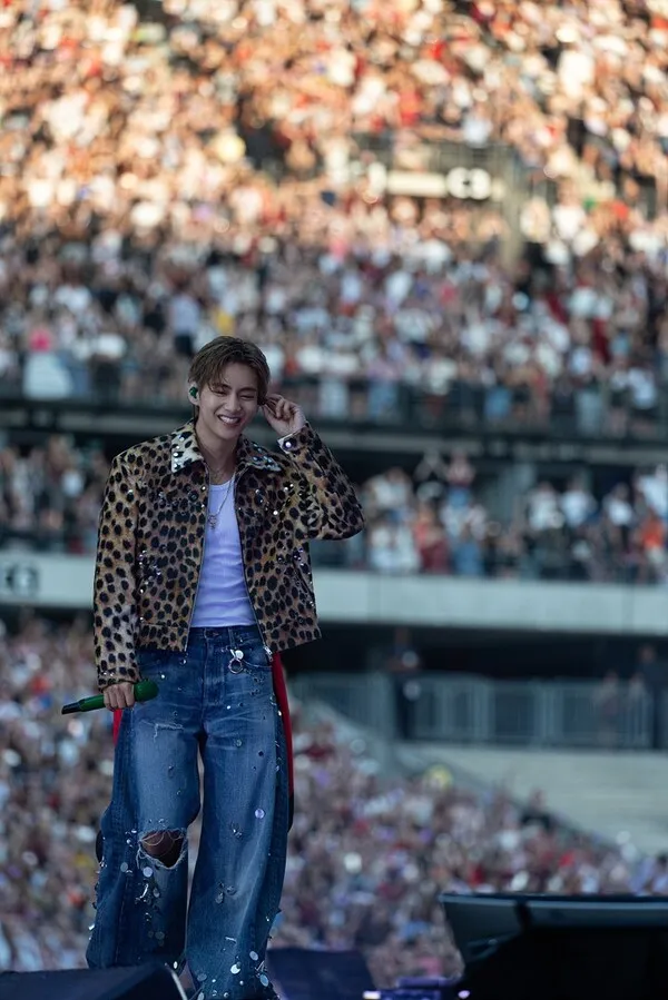 BTS V、パリ公演でCELINEのカスタムルックを完璧に消化、グローバルな地位を証明