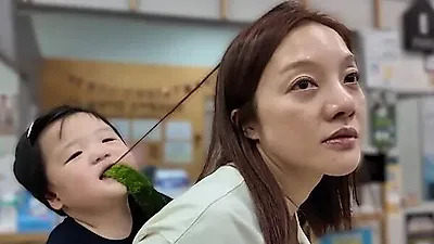 Hwang Bo-ra suffers scary fall after bathing son