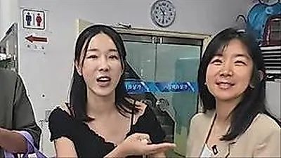 Lee Ji-hye dyes sister's gray hair upon arrival from US