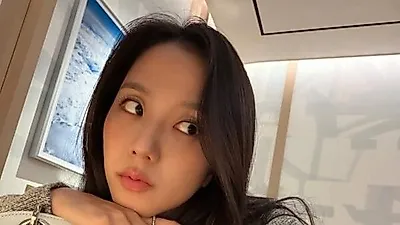 Jisoo BLACKPINK dùng túi Dior làm gối tựa cằm?