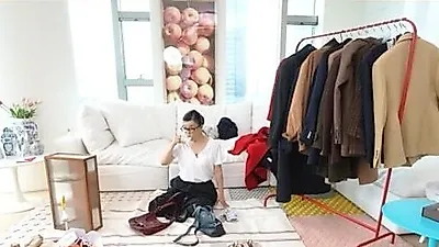 Choi Hwa-jung tặng túi xách và quần áo hàng hiệu cho nhân viên vì không dùng đến