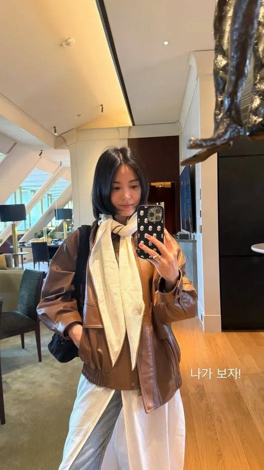 Song Hye Kyo gây ấn tượng với mái tóc ngắn, mang đậm bầu không khí mùa thu quyến rũ