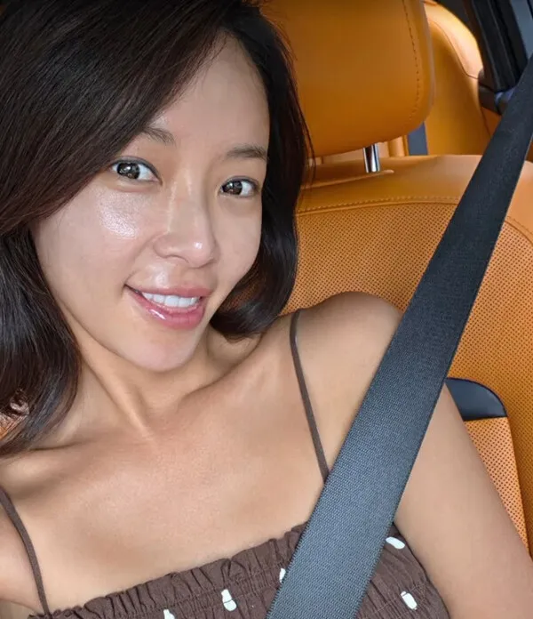 Hwang Jung-eum Shows Off Glamorous Figure in Bikini, Boasting Her 48kg Physique