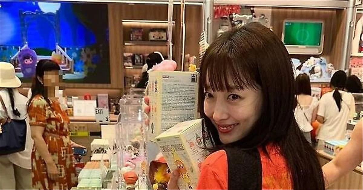 Pyo Ye Jin reveals youthful look with new bangs and character goods haul