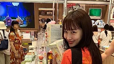 34岁演员Pyo Ye Jin留齐刘海尽显少女感，沉迷角色周边引发关注