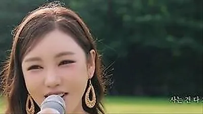 Song Ga-in ra mắt clip live đặc biệt mừng 'What if it's not a flower?' đạt 1 triệu view