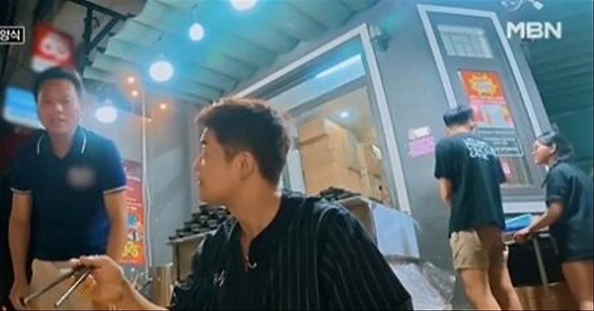 Lee Joon du lịch Đà Nẵng cùng Jeon Hyun Moo, chỉ cần một chiếc quần là đủ