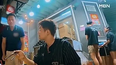 Lee Joon du lịch Đà Nẵng cùng Jeon Hyun Moo, chỉ cần một chiếc quần là đủ