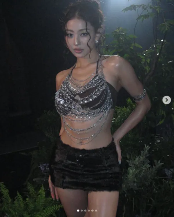 TWICEジヒョ、大胆なチェーンアクセサリーで想像力を刺激する姿を公開