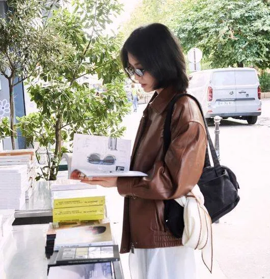 カリナはブラジルの美術館へ、ソン・ヘギョはフランスの街角で読書…際立つ「知性美」