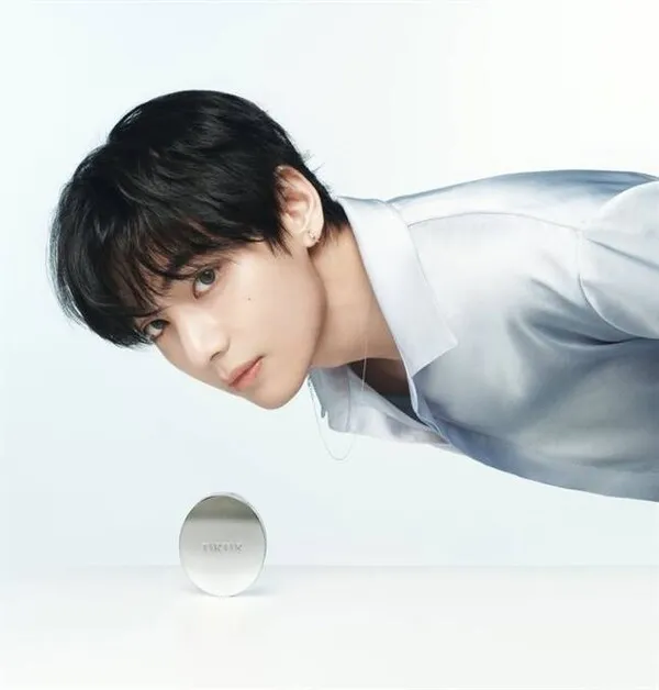 BTS V、透き通るような美肌を披露、K-ビューティーのアンバサダーとして幻想的なグラビアを公開