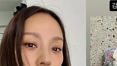 Lee Hyori masters retro trends with jelly shoes and toe shoes
