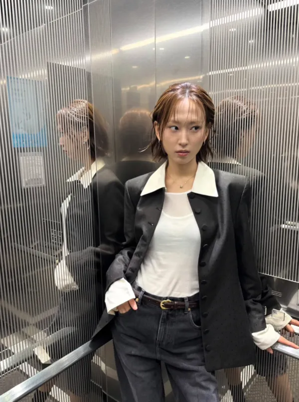 Go Kyung-pyo attempts to secretly take a photo of Ryu Hye-young, but gets caught by the mirror